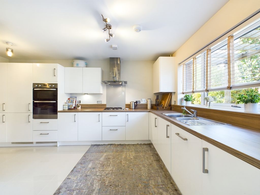 Property photo 3 of 18 Kitchen