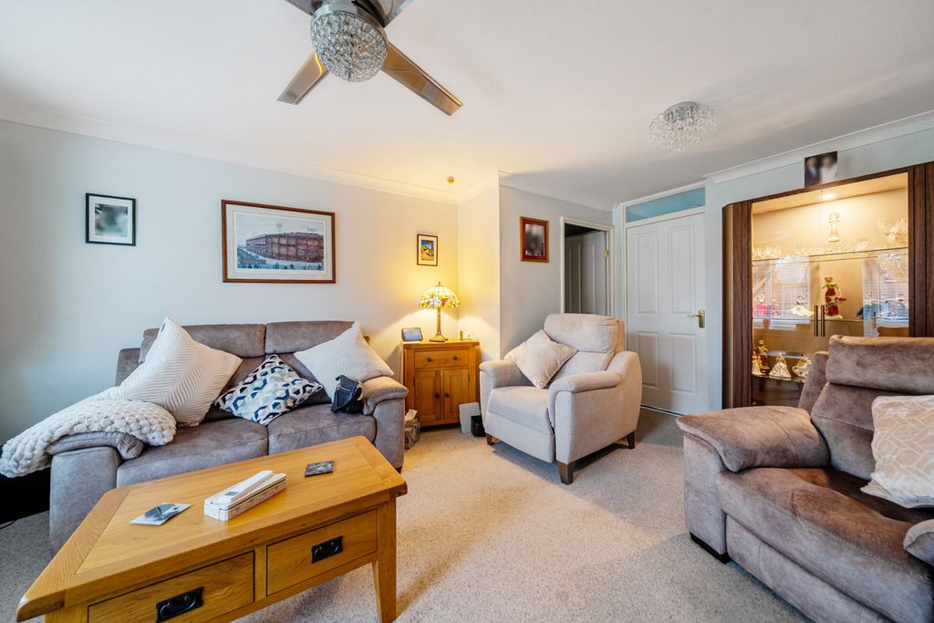 Property photo 3 of 12 Lounge