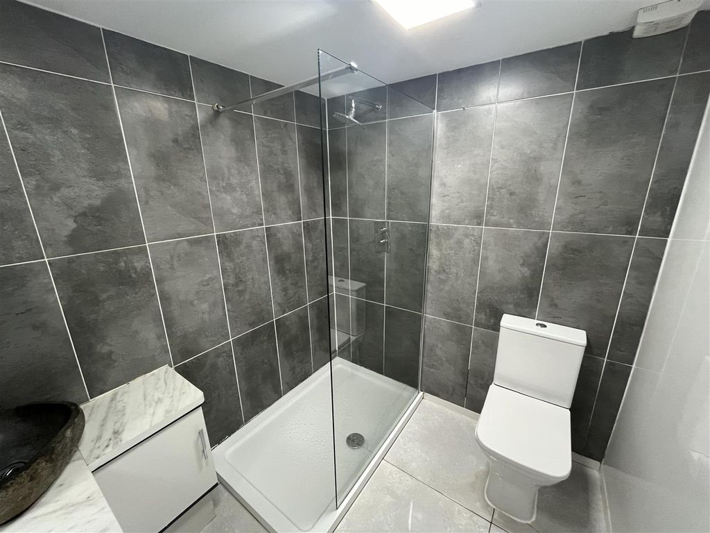 Property photo 3 of 10 Bathroom
