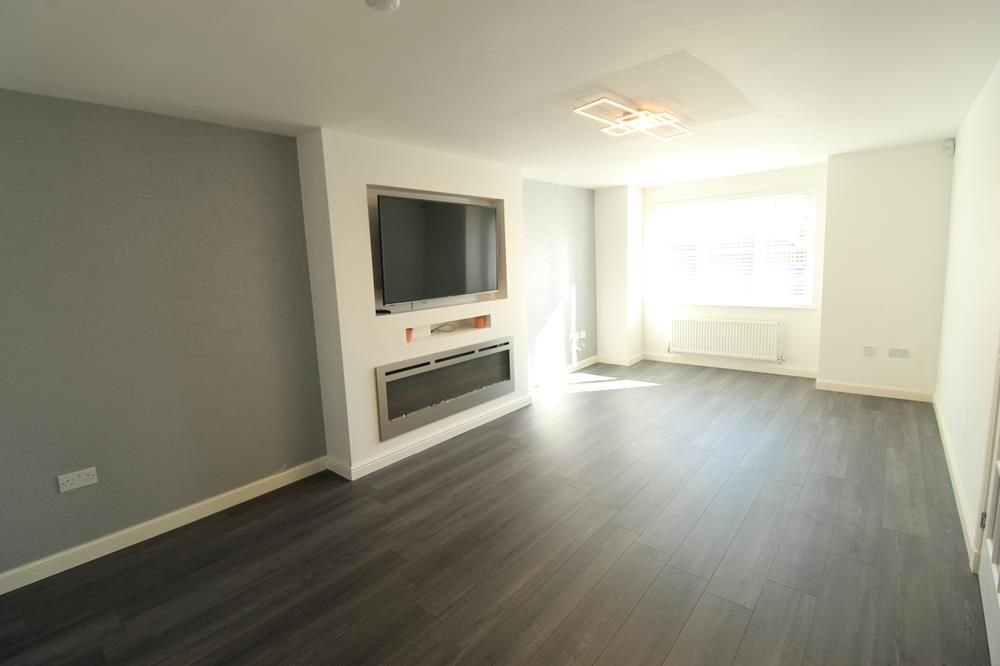 Property photo 3 of 16 Lounge