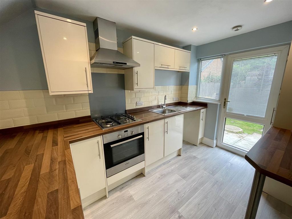 Property photo 3 of 12 Kitchen