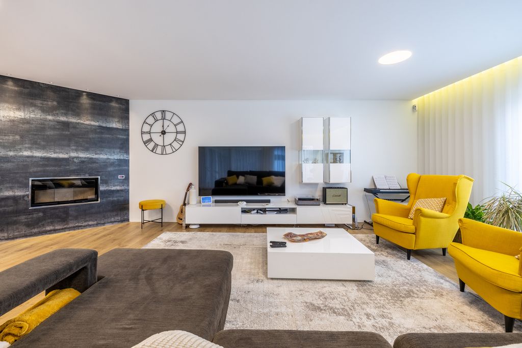 Property photo 3 of 36