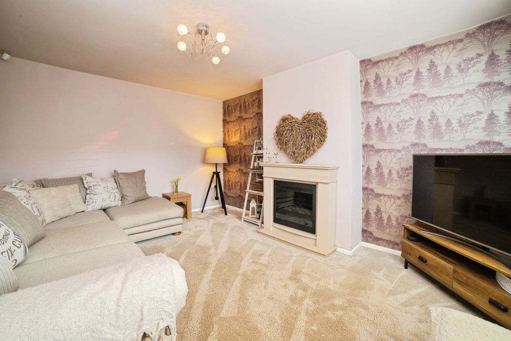 Property photo 2 of 24 Lounge