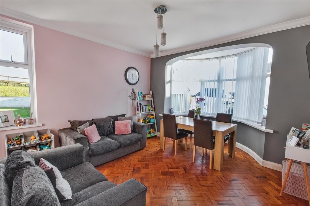 Property photo 3 of 60 Dining Room