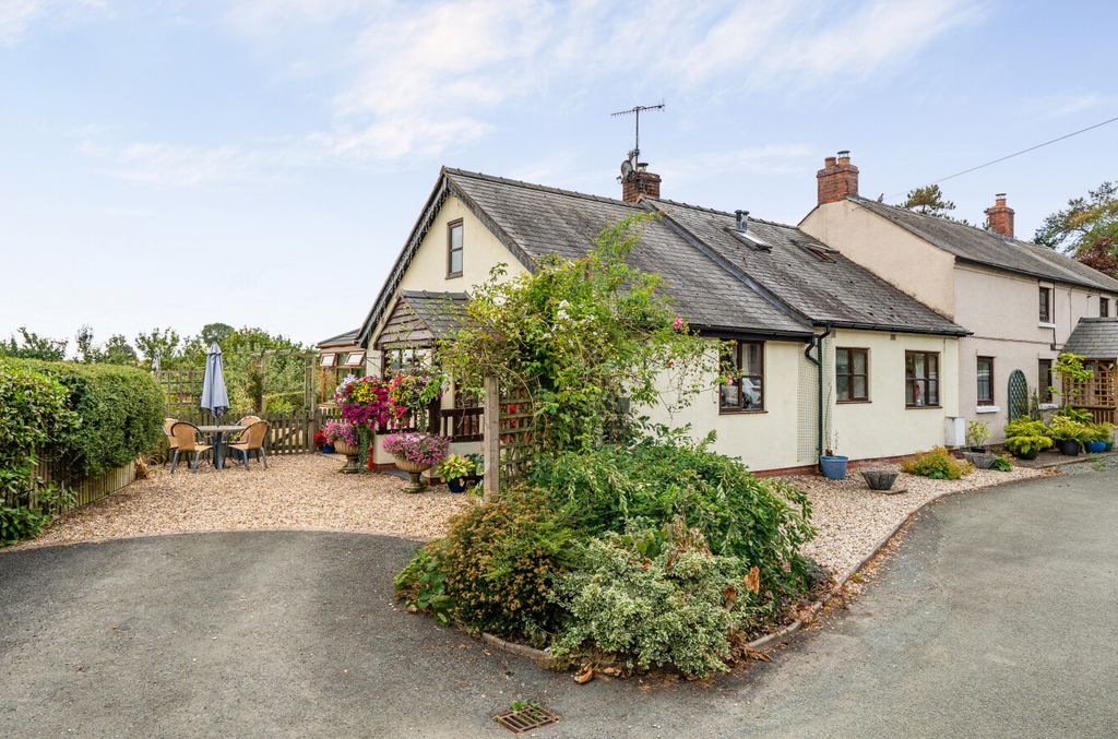 4 bed semi-detached house for salePentrebeirdd, Guilsfield, Welshpool, Powys SY21