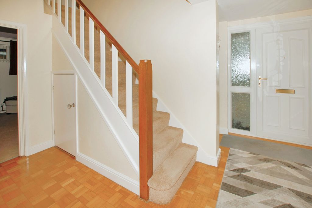 Property photo 3 of 14 Entrance Hall