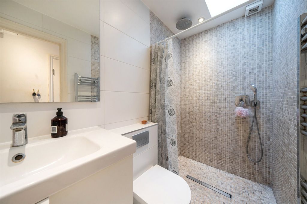 Property photo 2 of 10 Bathroom