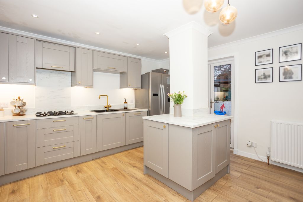 Property photo 3 of 42 Modern Kitted Kitchen