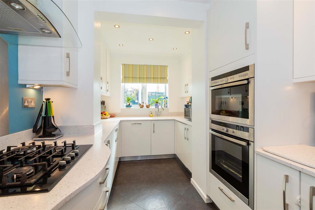Property photo 3 of 20 23 St Peters Close-11.Jpg