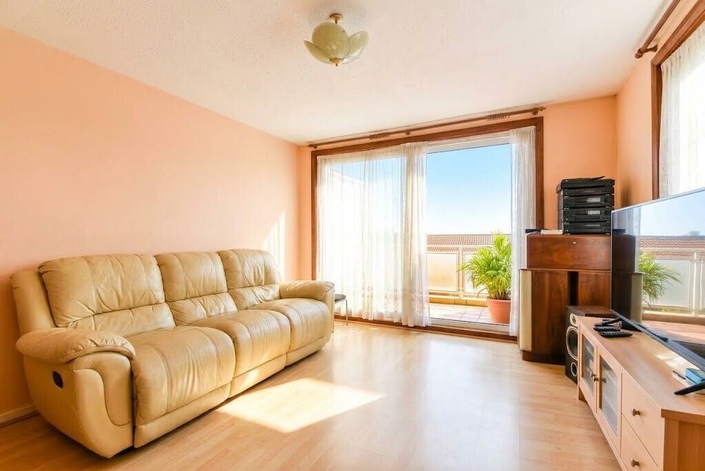 Property photo 2 of 10 Cf928Aa5-dc08-4009-A