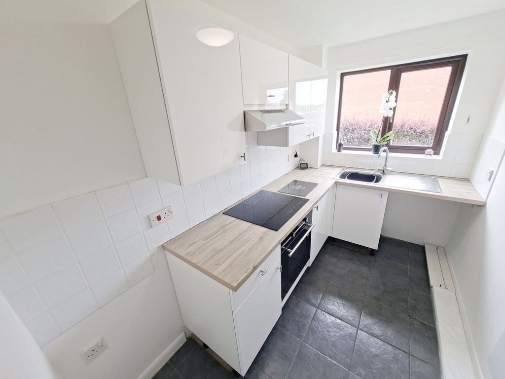 Property photo 3 of 7 New Fitted Kitchen