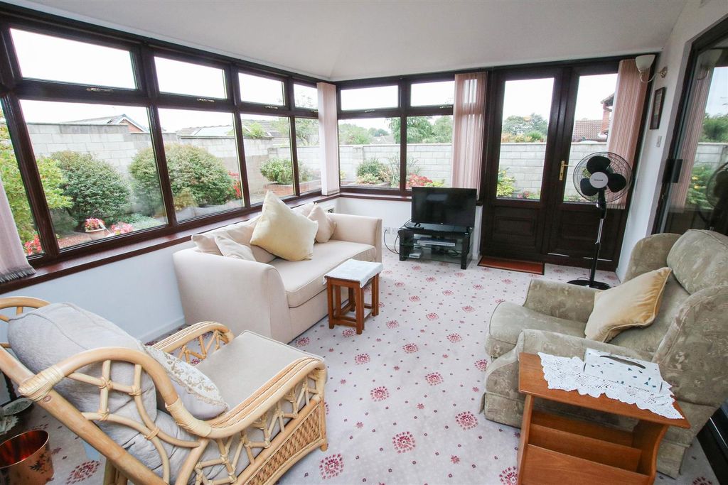 Property photo 3 of 21 Conservatory