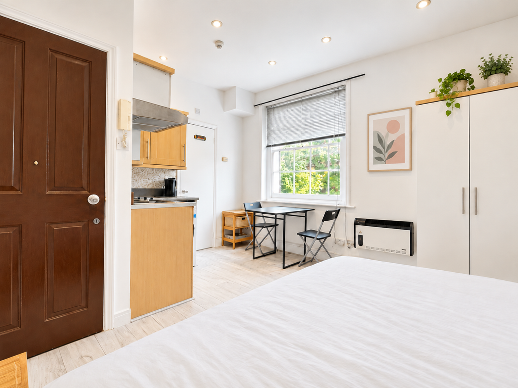 Property photo 1 of 7 Studio Apartment For Sale In E8