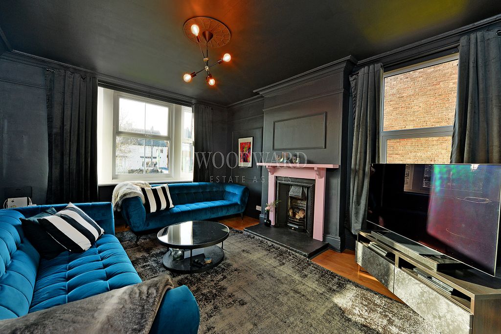 Property photo 3 of 21 Living Room