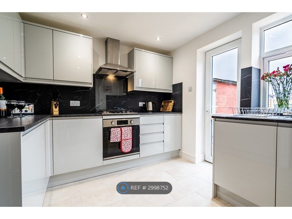 Property photo 2 of 4 Newly Fitted Kitchen