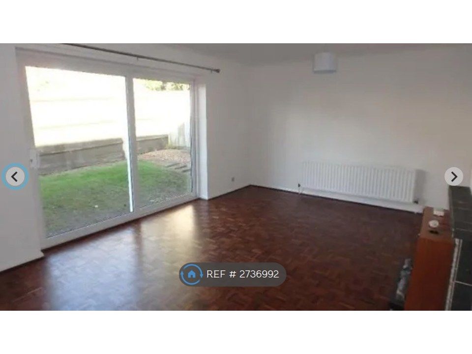 Property photo 3 of 9 Livingroom