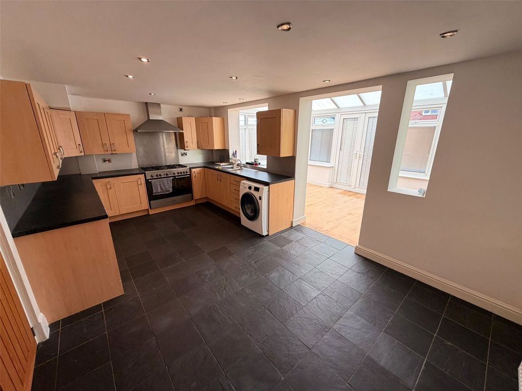 Property photo 2 of 16 Picture No. 11