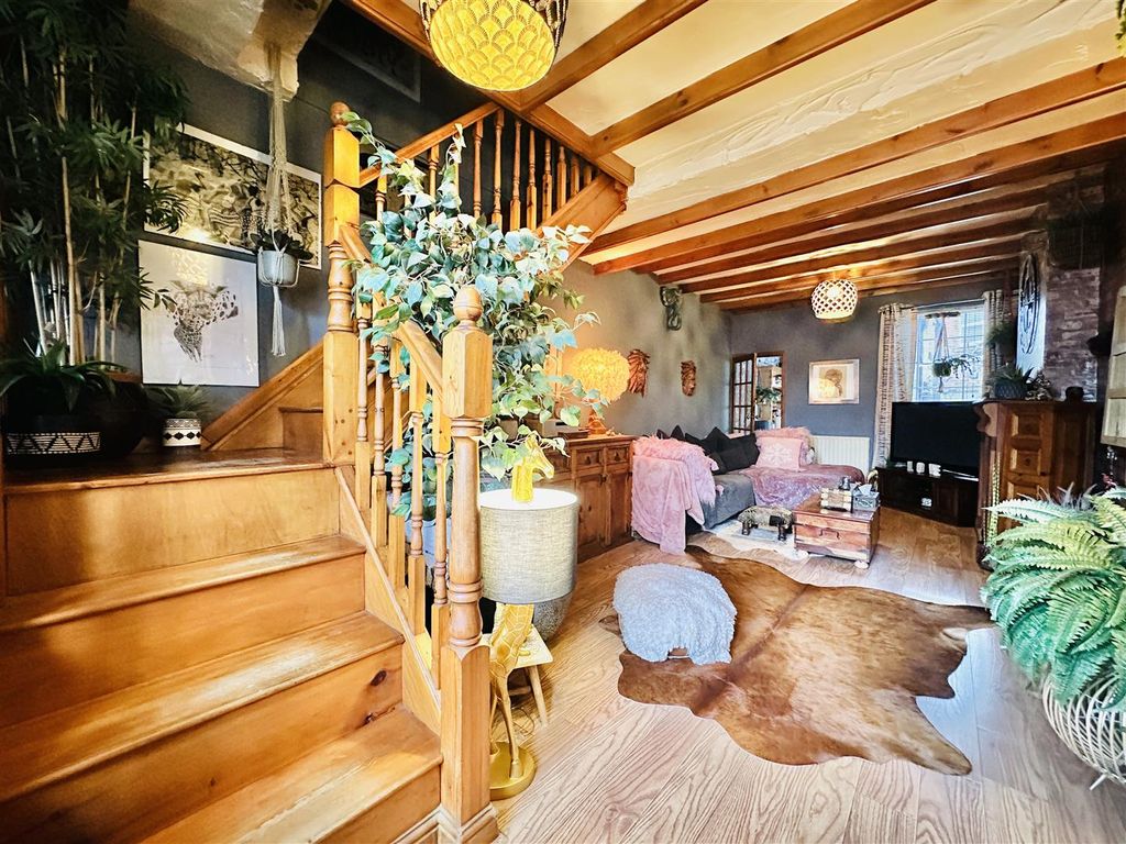 Property photo 2 of 11 Lounge