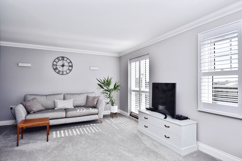 Property photo 3 of 17 Lounge