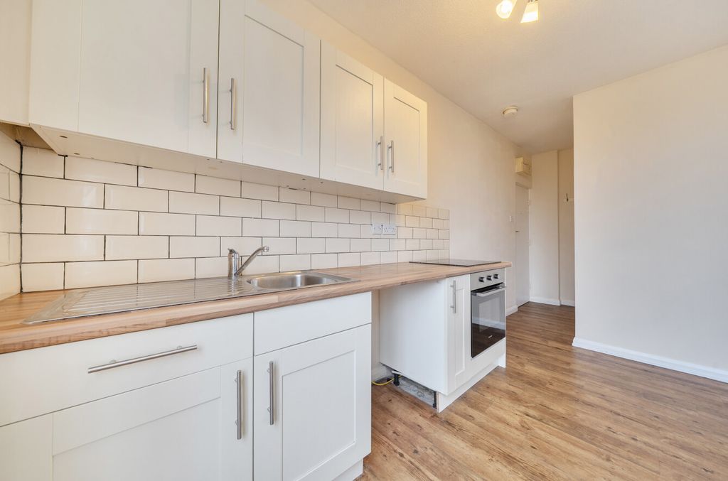 Property photo 3 of 12 1421400-9-69A0242...