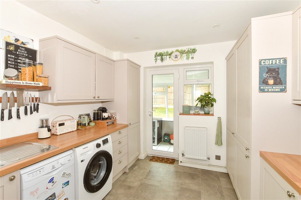 Property photo 3 of 11 Kitchen