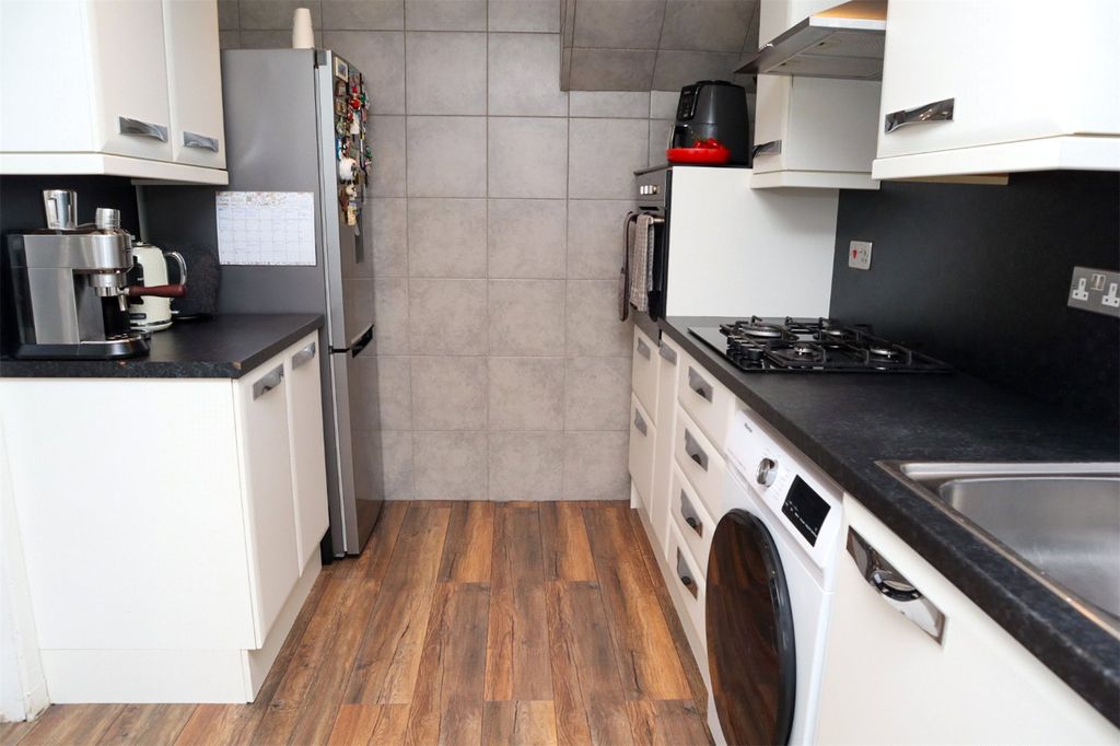 Property photo 3 of 11 Kitchen