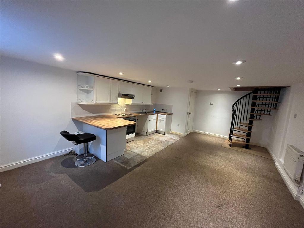 Property photo 3 of 11 Lounge / Kitchen