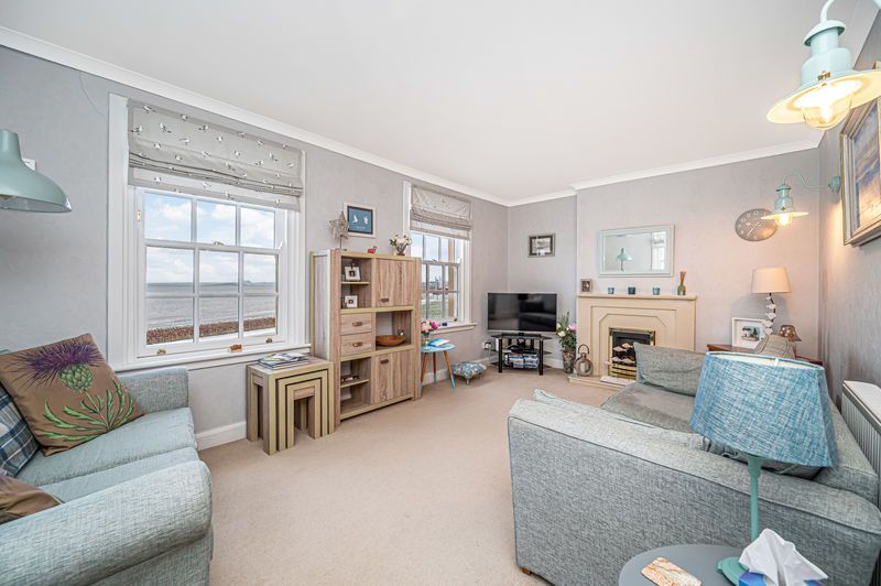 Property photo 3 of 33 Lounge