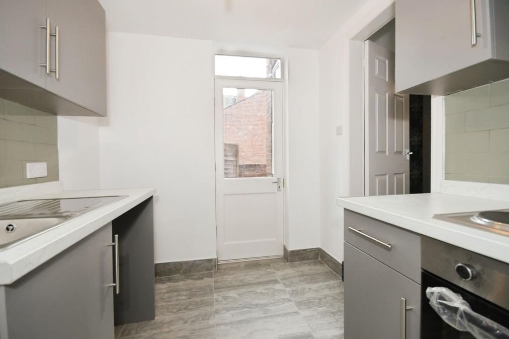 Property photo 3 of 20 Kitchen 02.Jpg
