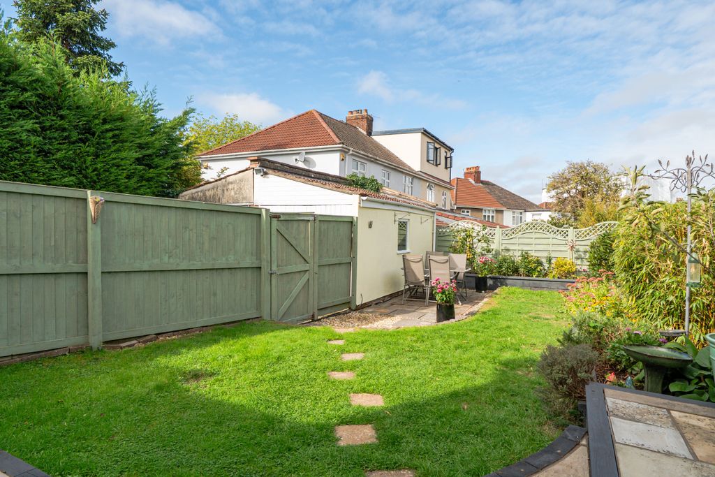 Property photo 2 of 17 Garden