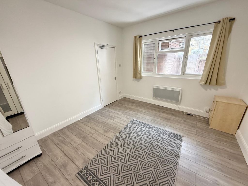 Property photo 1 of 10 Large Studio Flat Near Upton Park