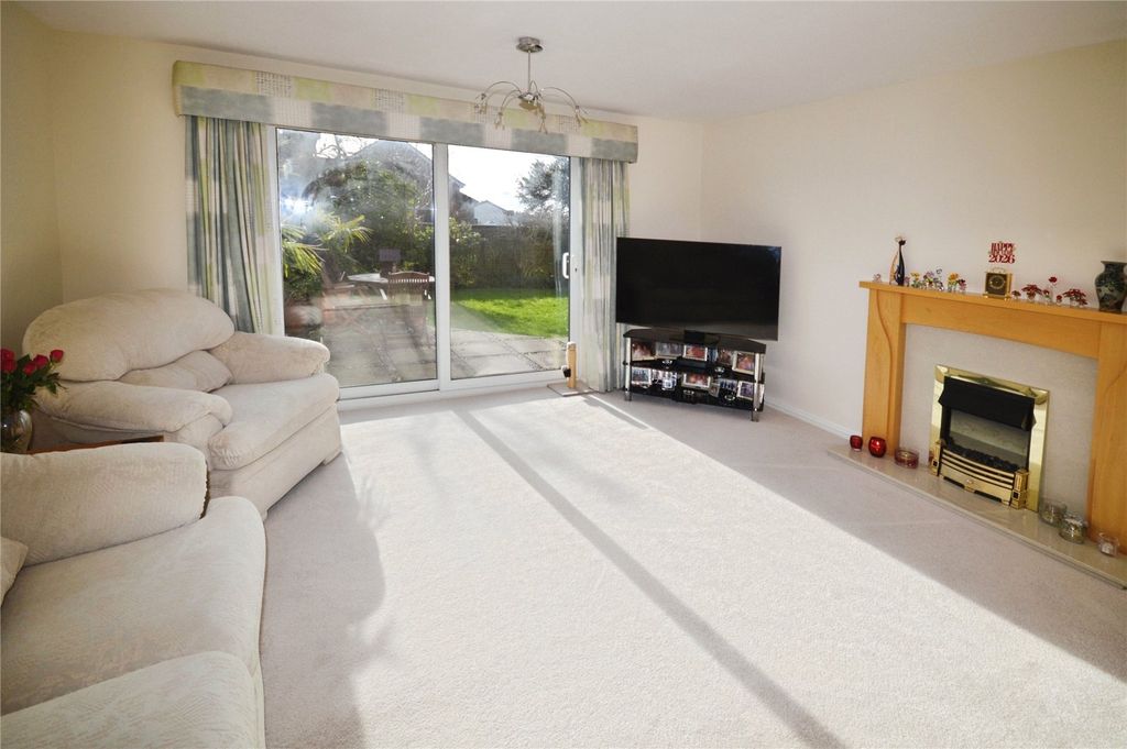 Property photo 3 of 37 Lounge