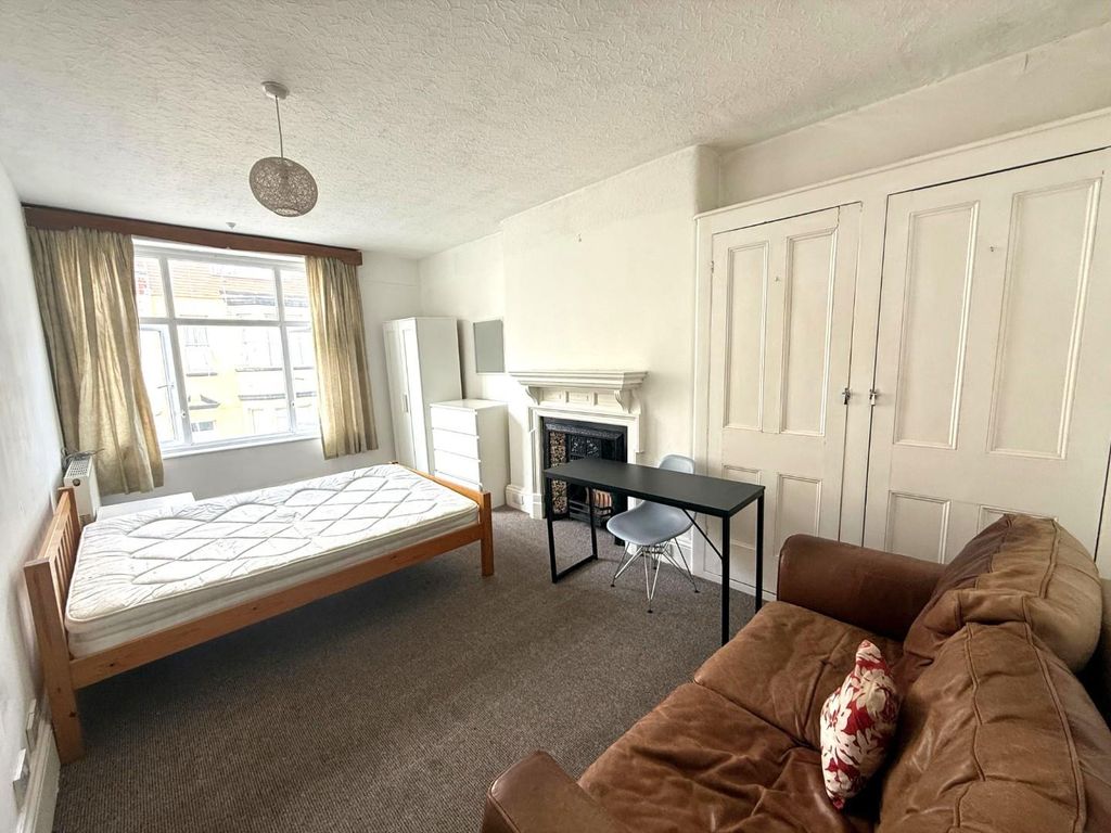 Property photo 3 of 12 Addison R2 .Jpg