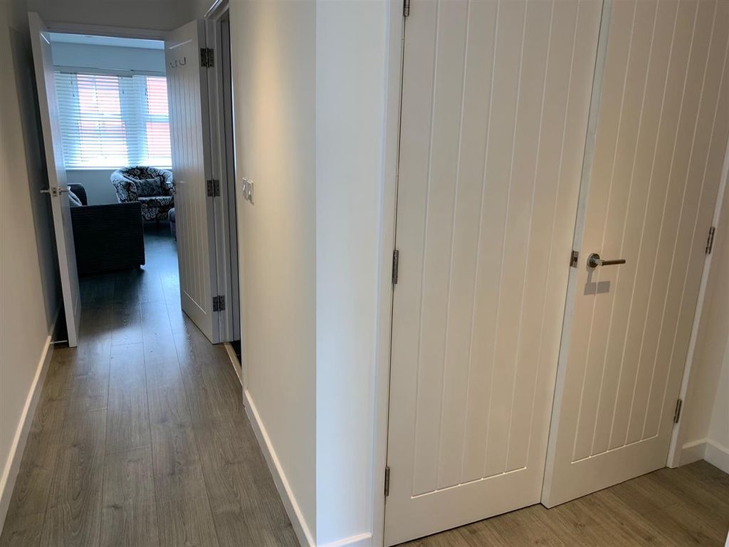 Property photo 3 of 7 Hallway