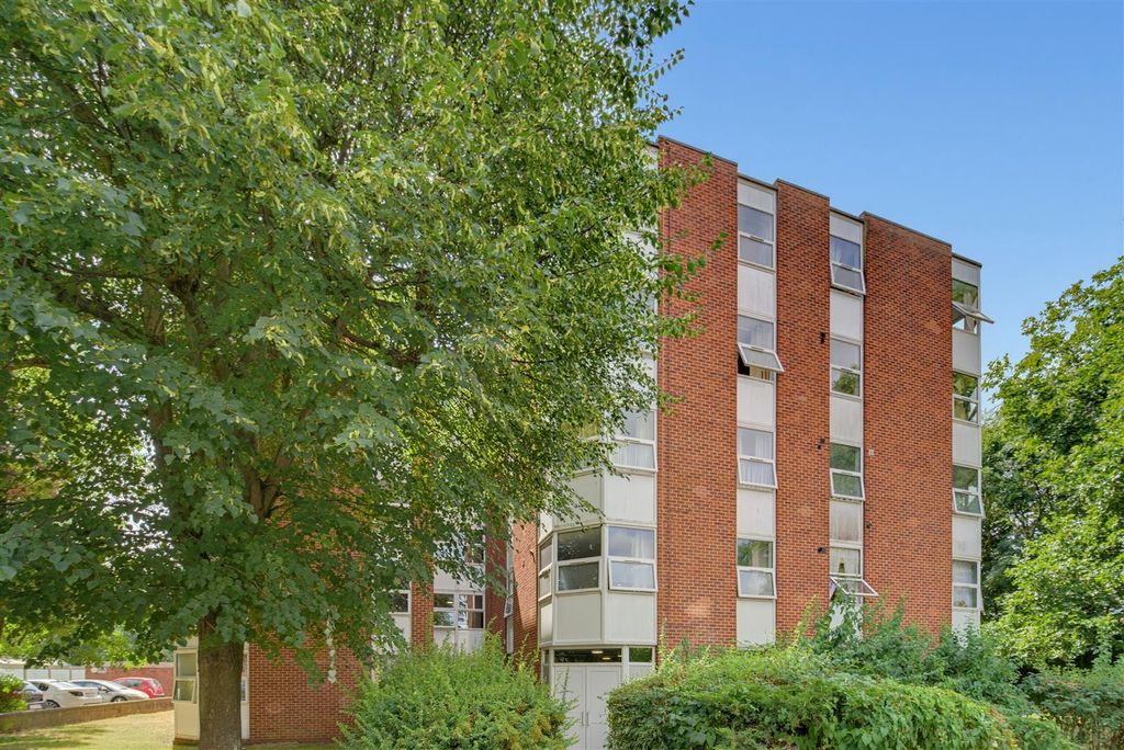 Property photo 1 of 13 64 Riverside Close 2.Jpg