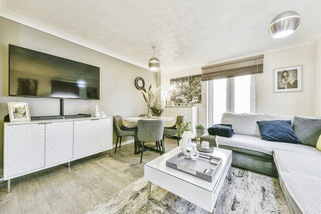 Property photo 3 of 14 Living Room