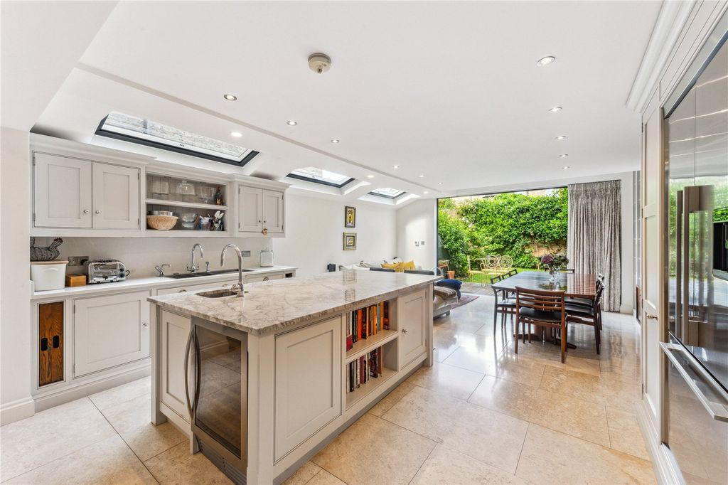 Property photo 2 of 11 Kitchen
