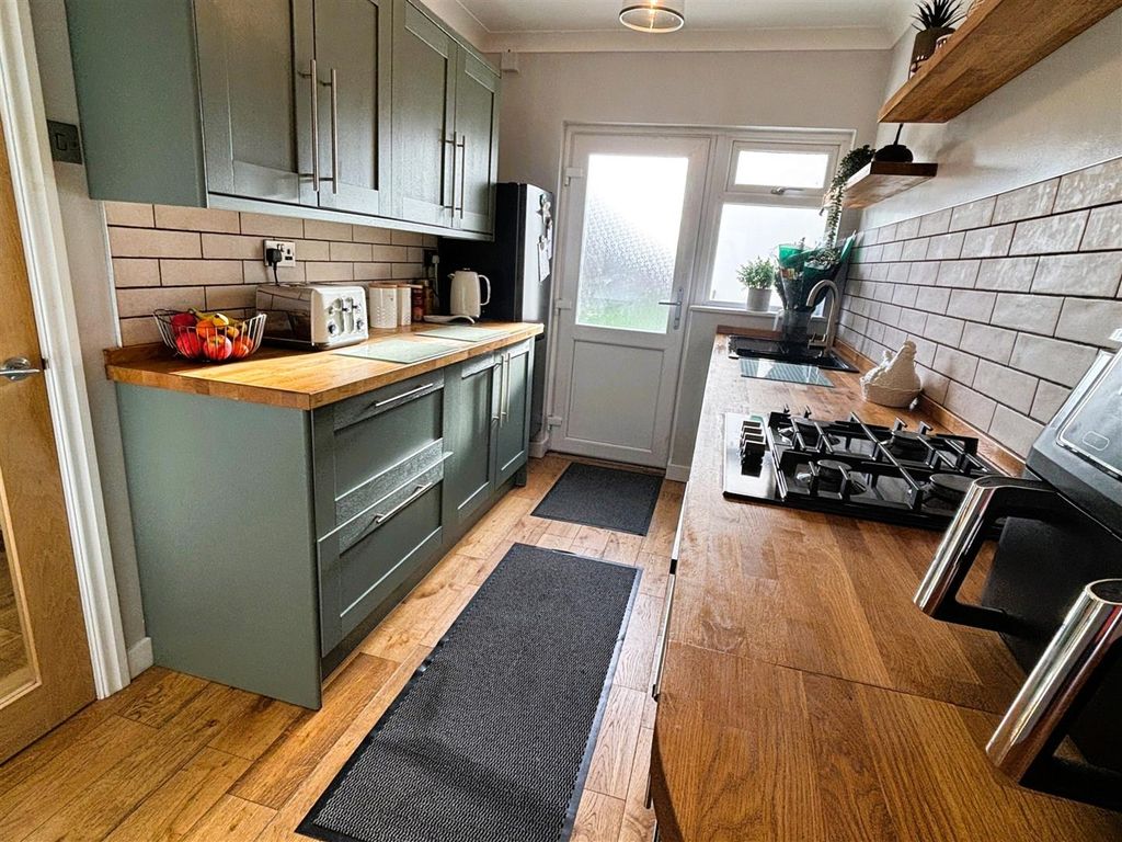 Property photo 3 of 17 Kitchen