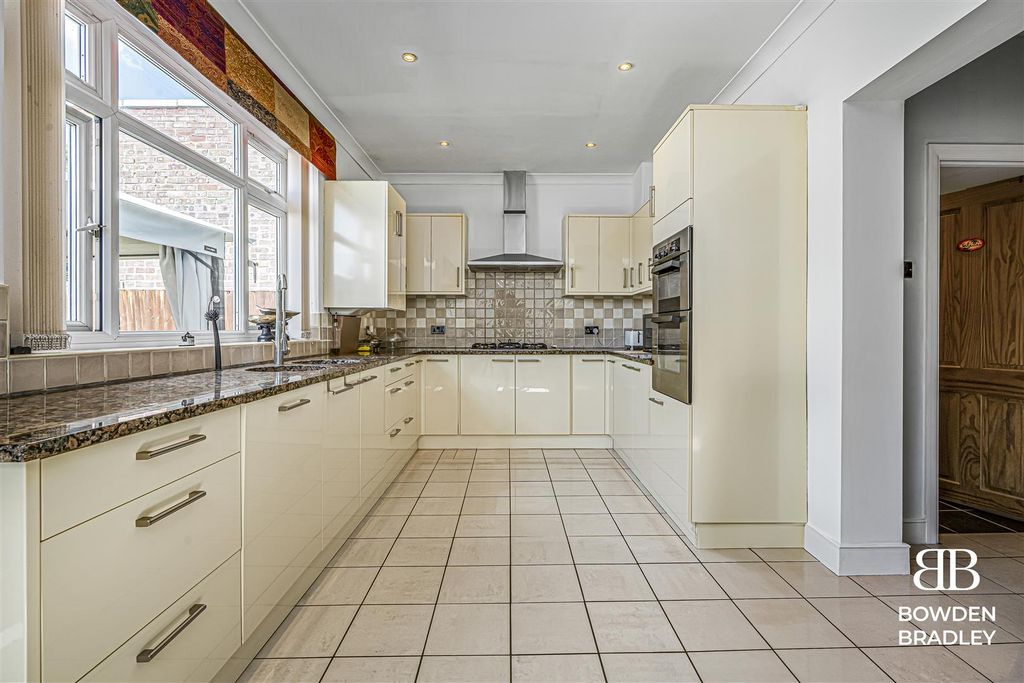 Property photo 2 of 22 Kitchen/Diner