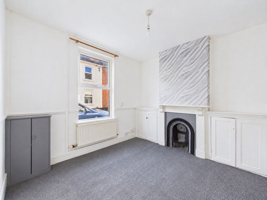 Property photo 2 of 9 Tidied Vacant Room With Clean Carpet And Cabinet