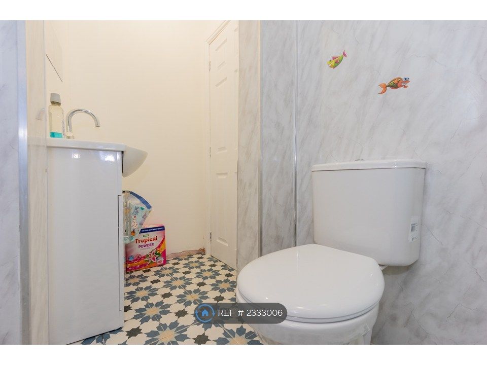 Property photo 2 of 16 Room 3 En-Suite