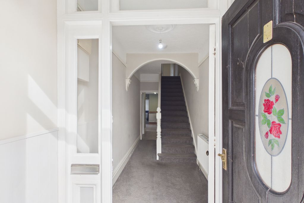 Property photo 2 of 28 Ewemove Spalding - Winsover Road - Hallway