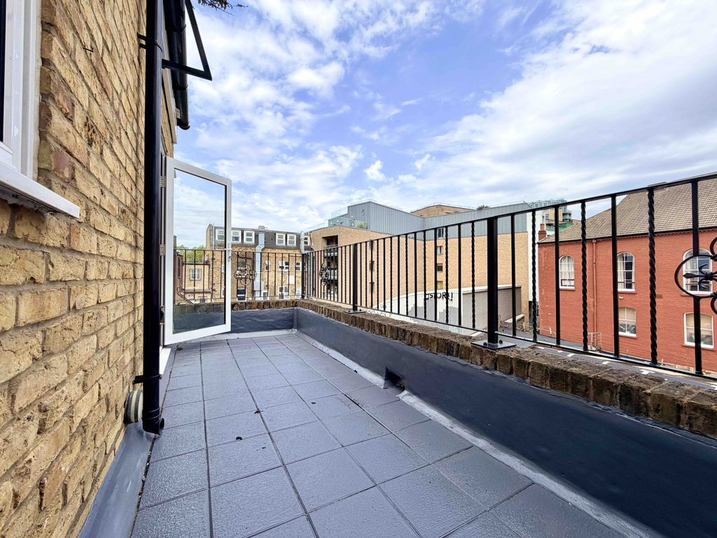 Property photo 1 of 9 One Bedroom Flat With Balcony For Rent In Dalston Junction, E8