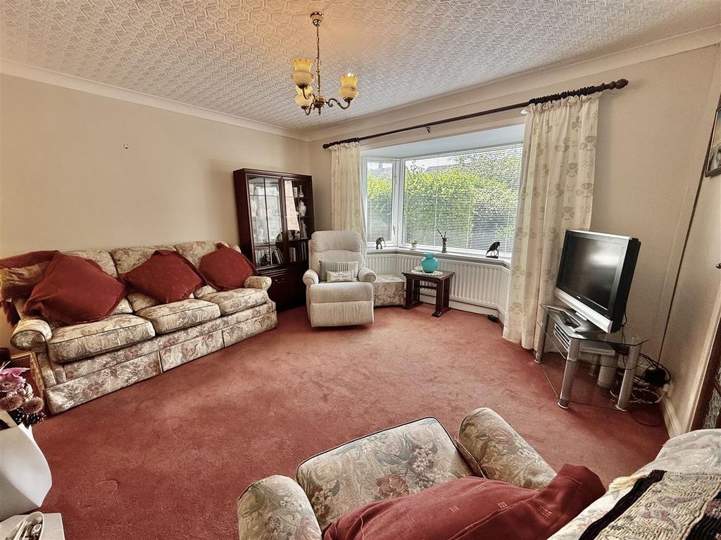 Property photo 2 of 19 Lounge