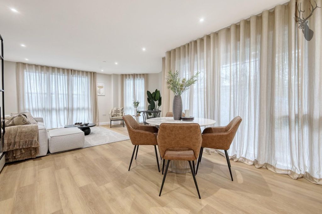 Property photo 2 of 24