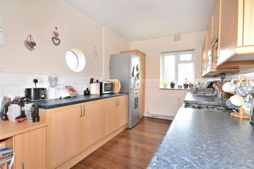 Property photo 2 of 7 Kitchen
