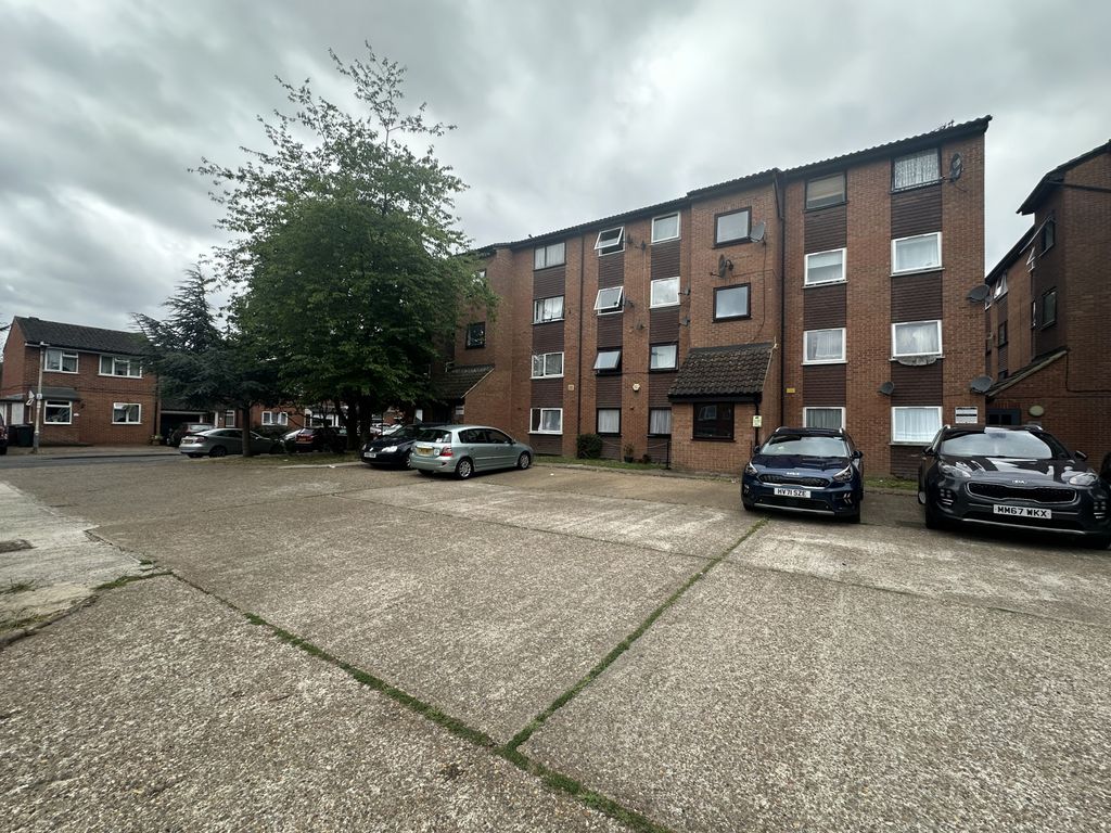 Property photo 1 of 5 2 Bedroom First Floor Flat, Located 10 Minute Walk Away From Barking Station