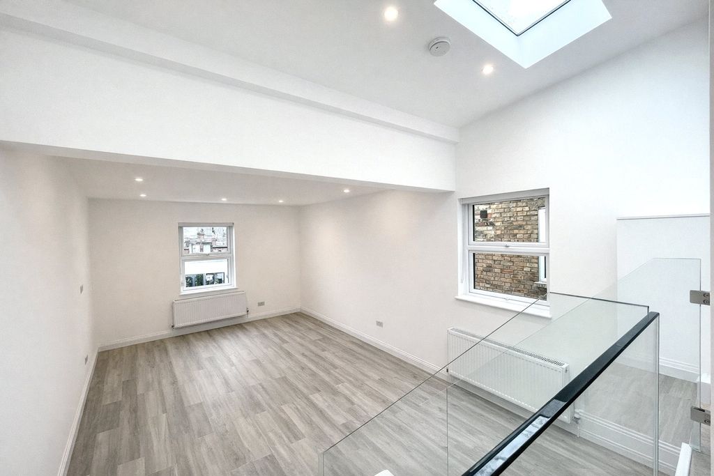 Property photo 2 of 9 Picture No. 14