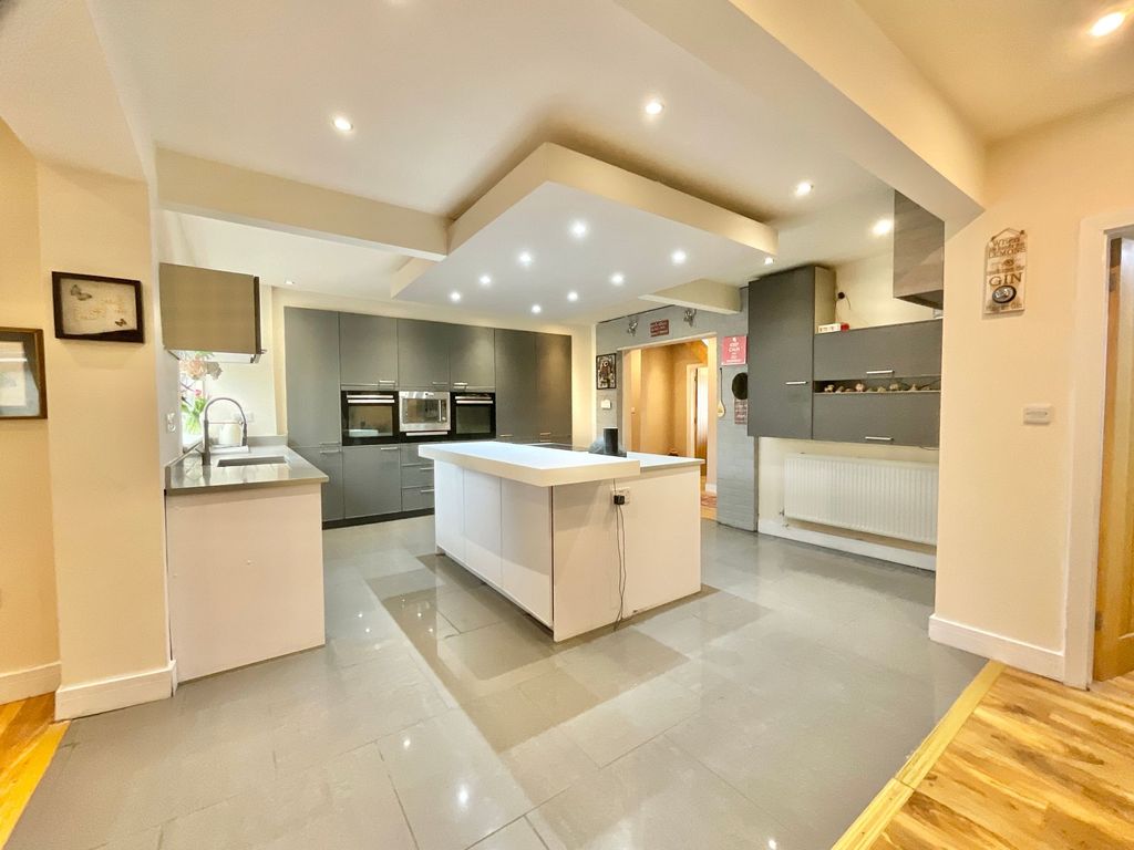 Property photo 2 of 33