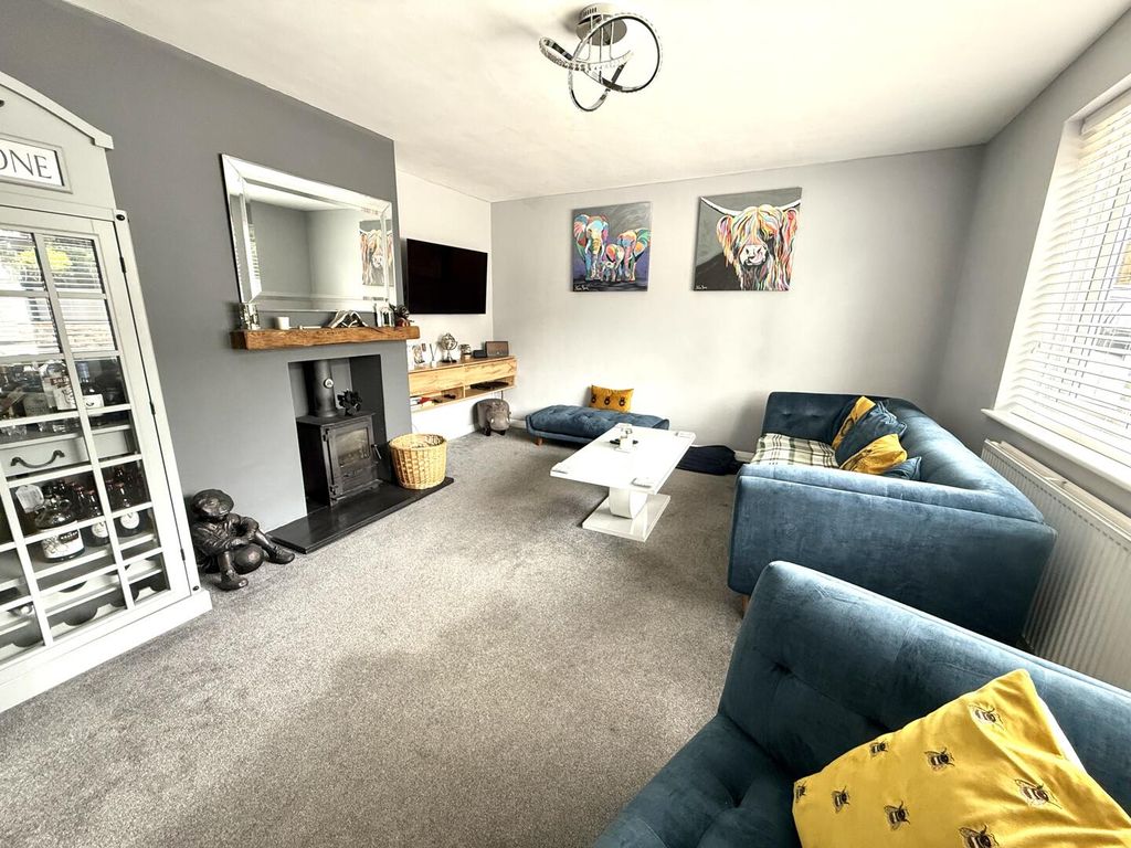 Property photo 3 of 21 Living Room